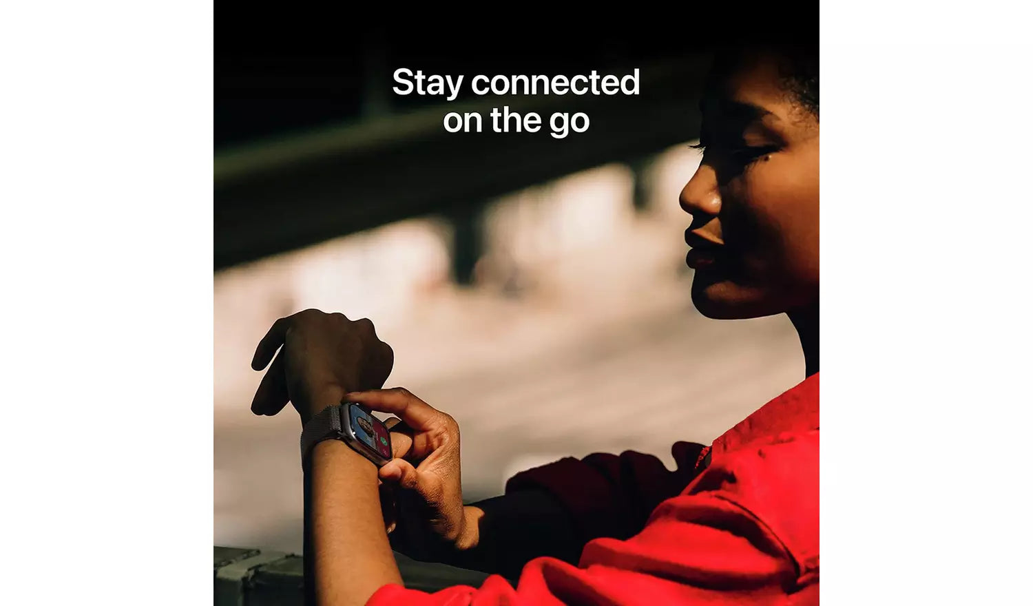 Smartwatch am Handgelenk mit rechteckigem Display und hellem Sportarmband