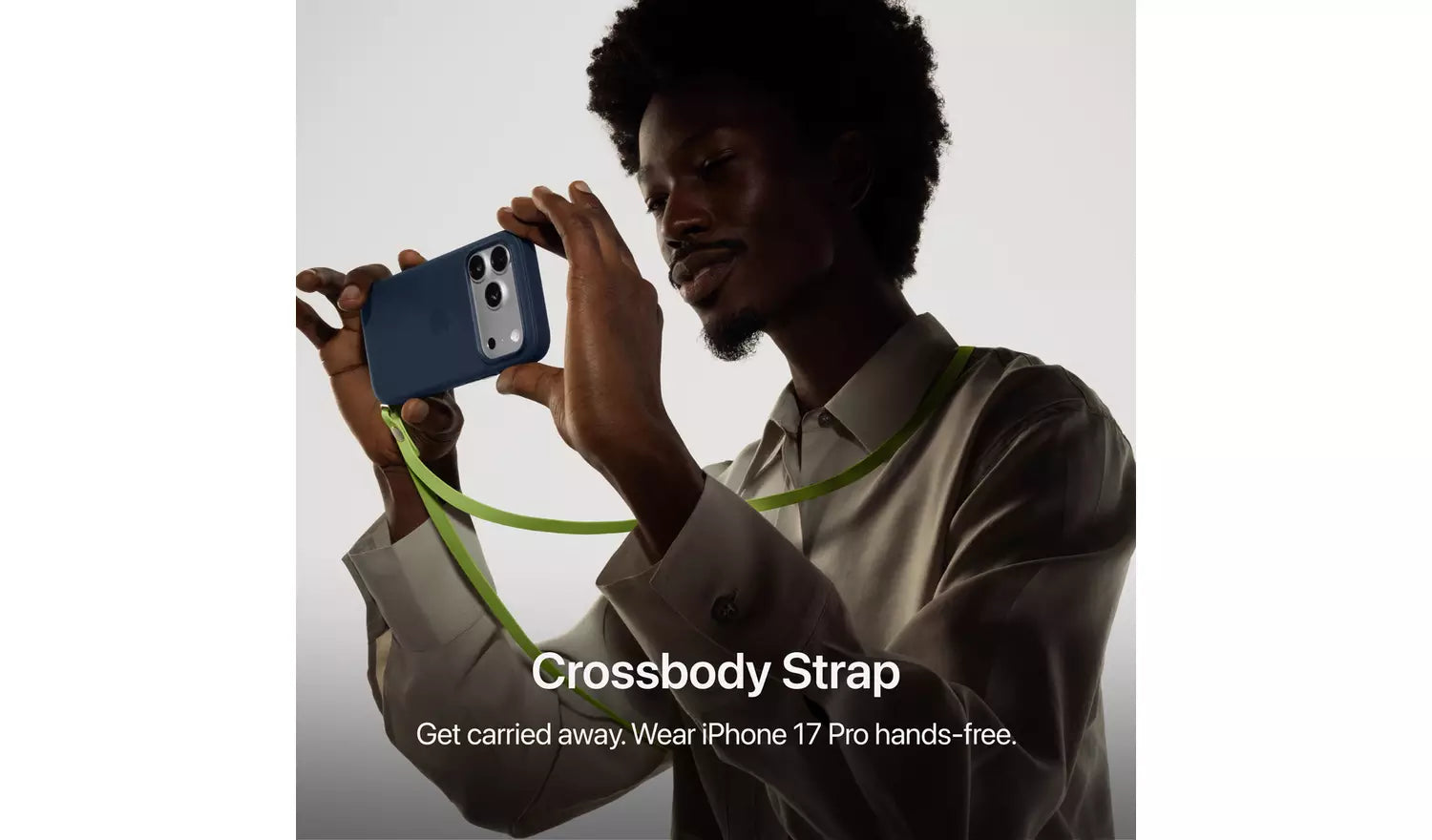 iPhone 17 Pro Max mit Crossbody-Gurt, Handy in der Hand
