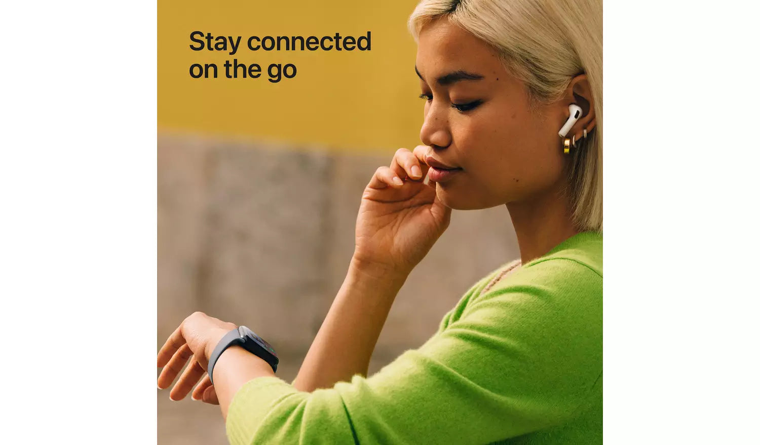 Smartwatch am Handgelenk mit dunklem Sportarmband und Fitness-Uhranzeige
