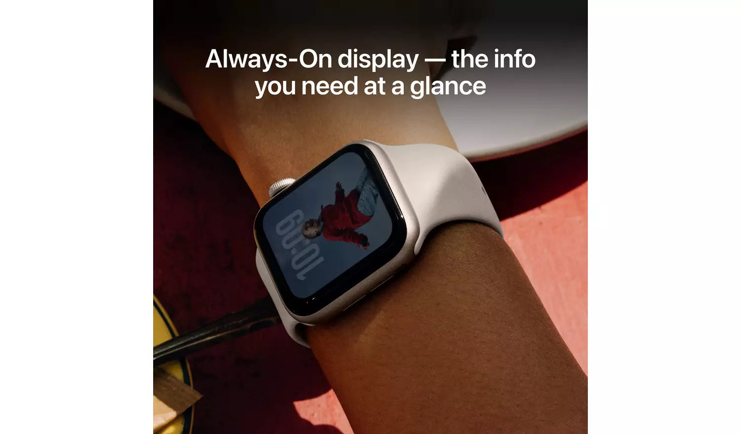 Smartwatch am Handgelenk mit hellem Sportarmband, dunkles Always-On Display