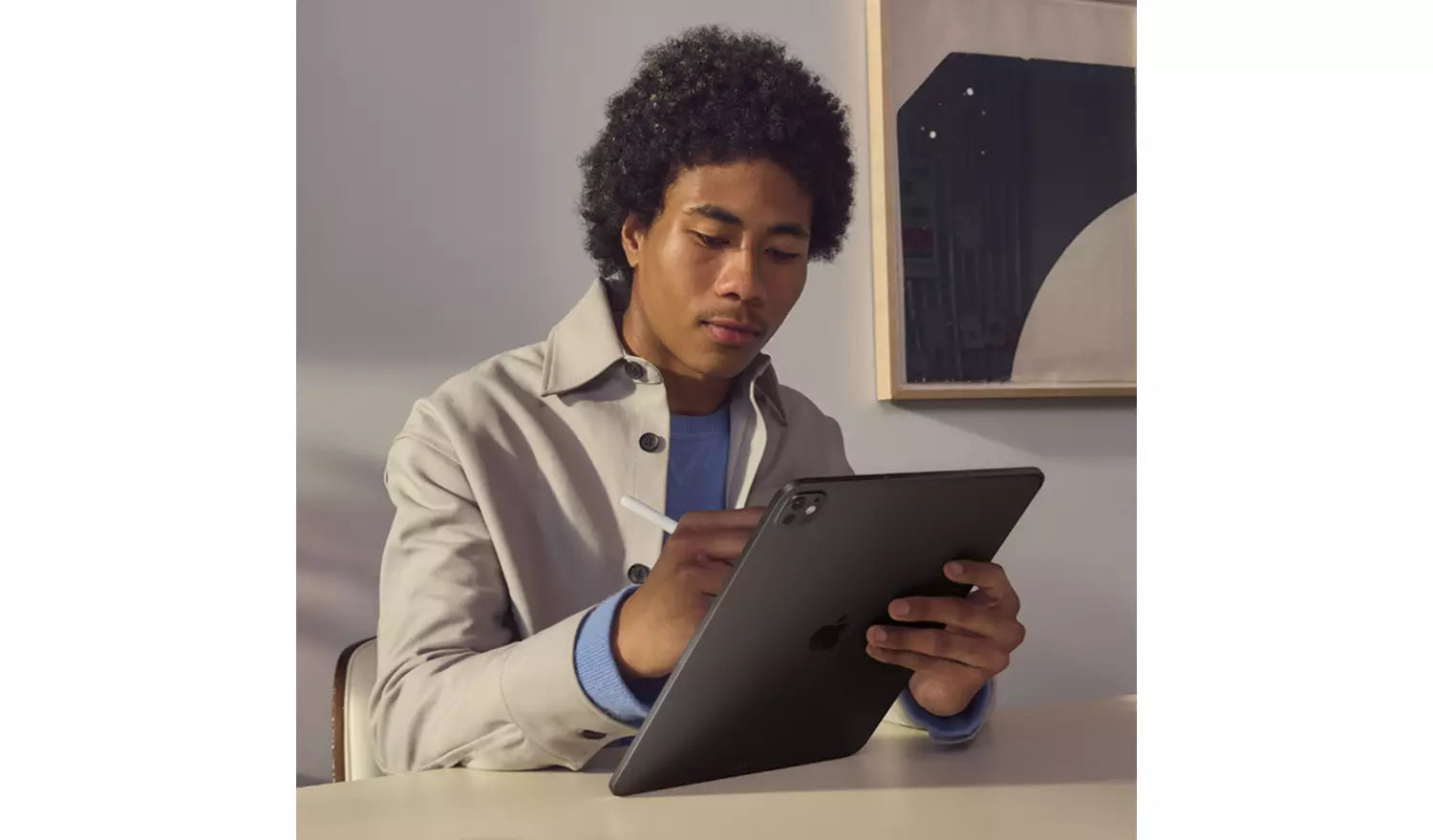 Person hält ein iPad Pro Tablet mit dunklem Bildschirm, Ansicht schräg von der Seite