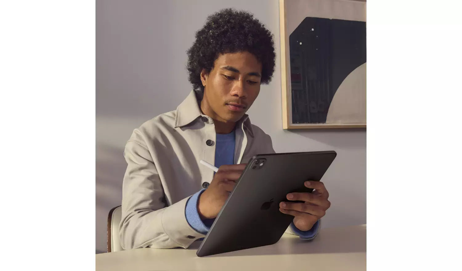 Person nutzt iPad Pro 11-Zoll Tablet in der Hand